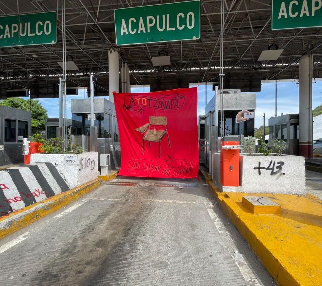 Normalistas de Ayotzinapa Toman de Nueva Cuenta la Caseta de Palo Blanco en Chilpancingo